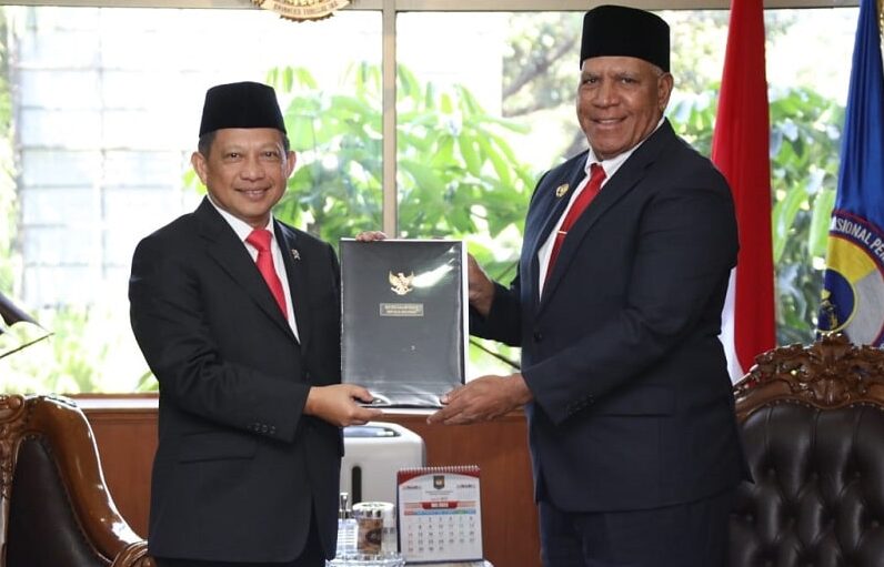 Jokowi Perpanjang Masa Jabatan Paulus Waterpauw dan Al Muktabar