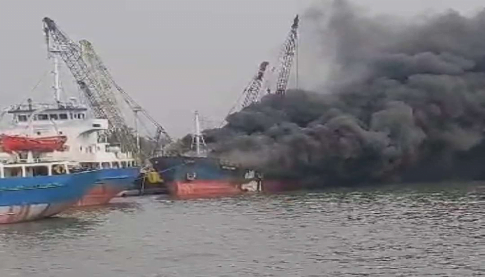 Kebakaran Kapal Kargo Di Sunda Kelapa, 15 Unit Pemadam Dikerahkan