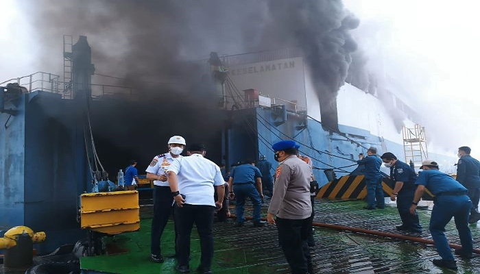 Hingga Kamis Api Yang Membakar KMP Mutiara Berkah Belum Padam