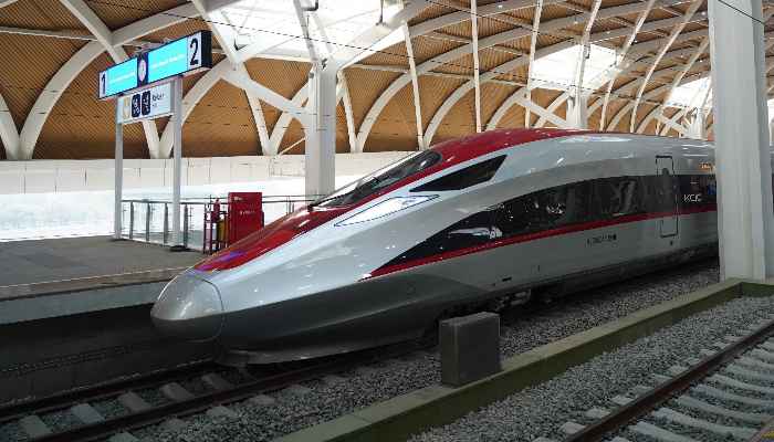 Kereta Cepat Resmi Digunakan Untuk Umum