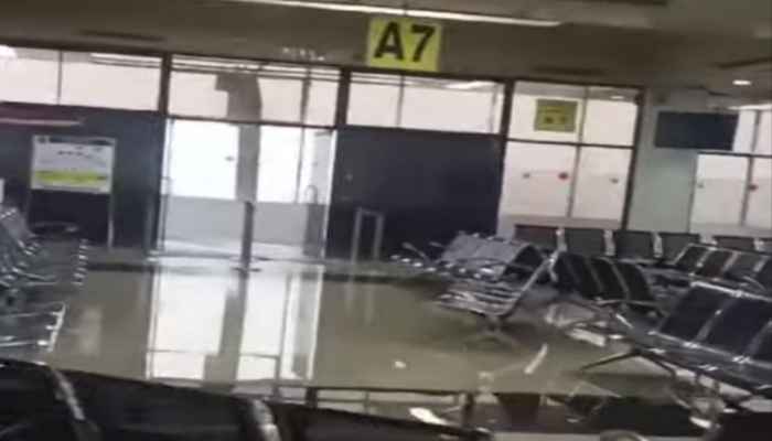 Lantai 2 Bandara Internasional Hang Nadim Terendam