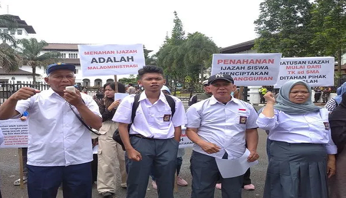 Ijazah Anaknya Ditahan, Orangtua Ramai-ramai Demo Ke Gedung Sate