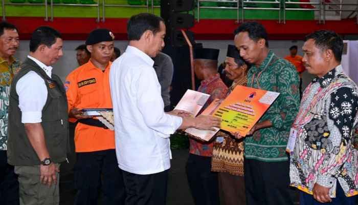 Presiden Beri Bantuan Stimulan Kepada 1.360 Petani Gagal Panen