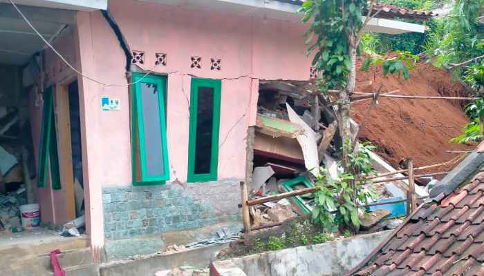Takut Longsor Susulan, 239 Warga Sukabumi Mengungsi