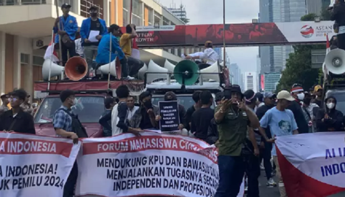ratusan orang unjuk rasa
