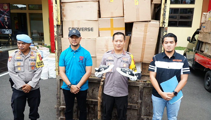 Jual Sepatu Palsu, 2 orang di Bandung Dicokok Polisi