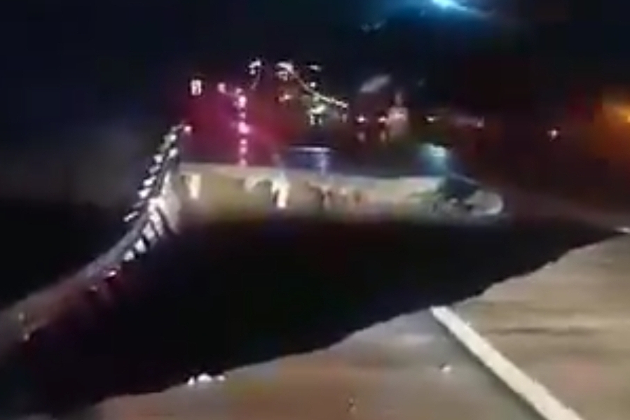 Jalan Tol Bocimi Longsor, 1 Mobil Terperosok Ke Jurang