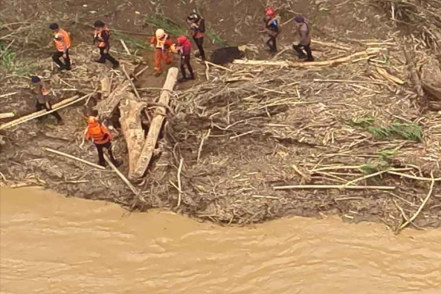 Warga Kabupaten Luwu Terisolir Banjir Dan Longsor