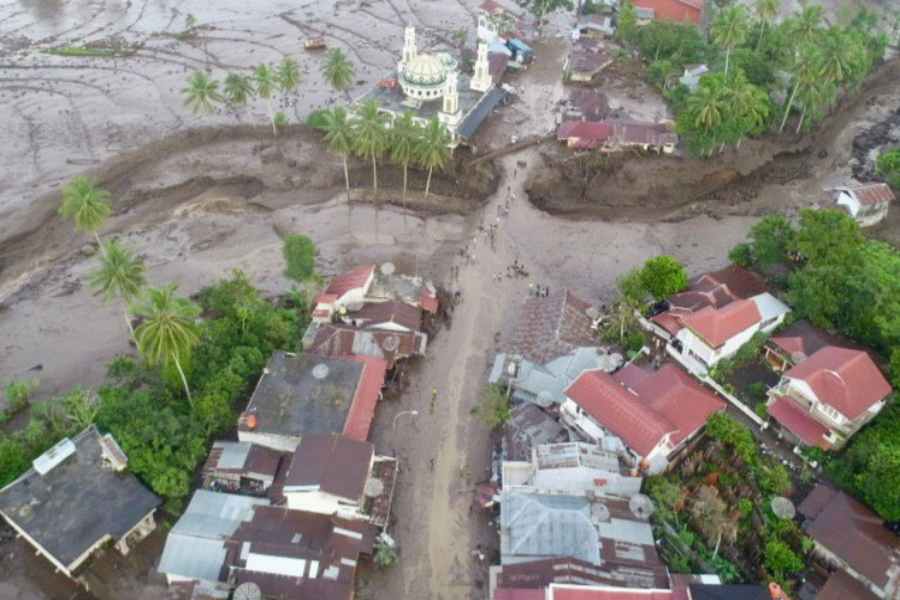 Sebuah Truk Hanyut Terseret Banjir