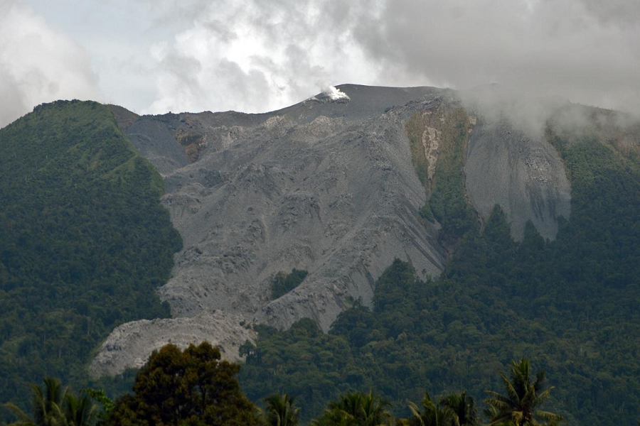 Gunungapi Ibu Mengeluarkan Lahar, 7 Desa Dikosongkan