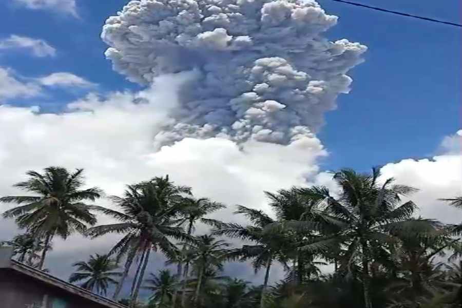 Gunungapi Ibu Erupsi, Abunya Setinggi 7.000 Meter