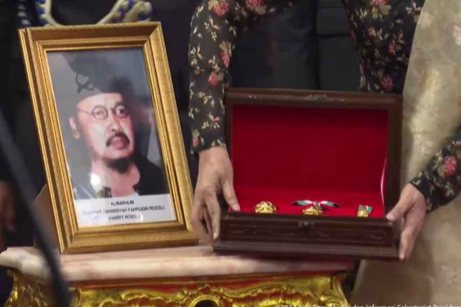 Harry Roesli Dan Ali Manshur Shiddiq Dapat Tanda Kehormatan