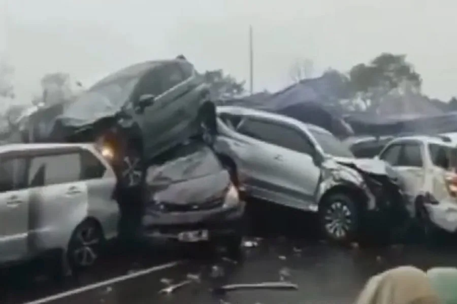 Ngeri! 17 Mobil Menumpuk, Terbalik Dan Korban Terjepit Di Tol