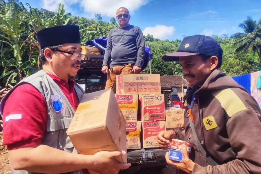 Alumni IPB Beri Bantuan Korban Banjir dan Longsor Di Sukabumi