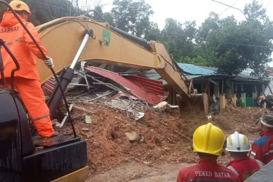 4 Warga Tertimbun Longsor Di Kota Batam Ditemukan