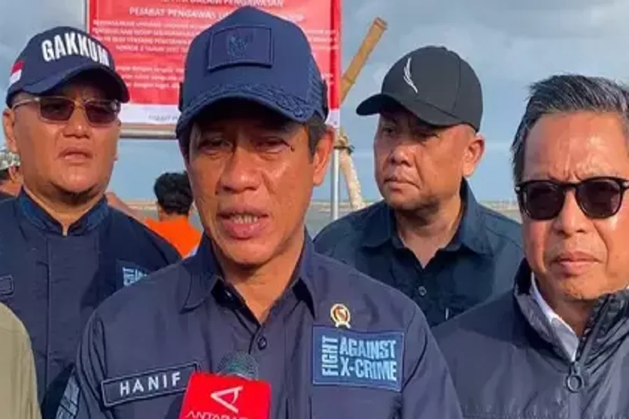 Menteri LH Segel Reklamasi Perairan Pal Jaya Bekasi