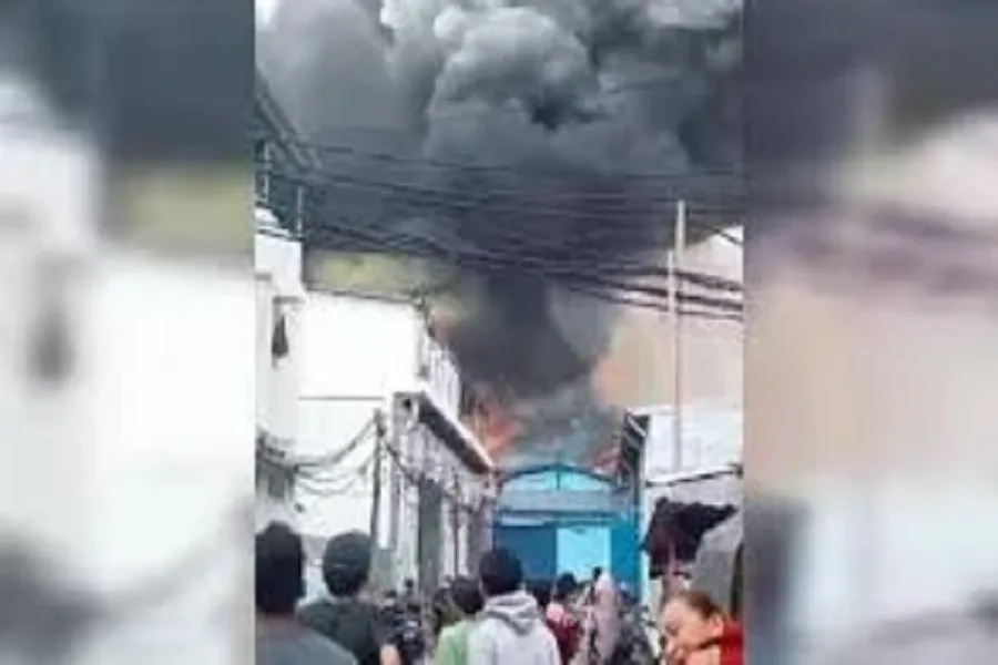 Kebakaran Pergudangan Dadap Belum Padam Hingga Malam