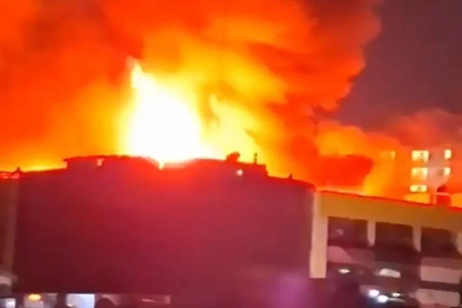 Plaza Glodok Terbakar, Ada Orang Terjebak Api