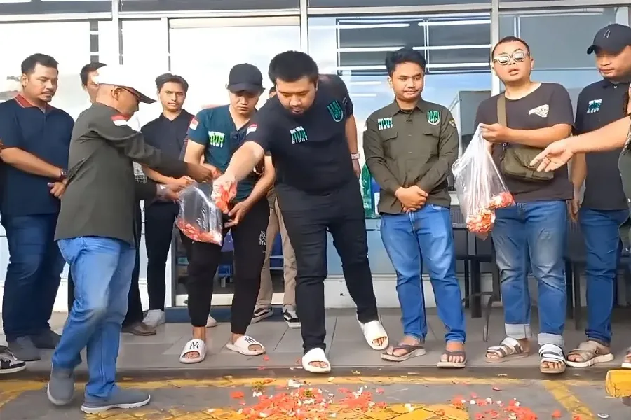 Keluarga Korban Penembakan Tabur Bunga Di TKP