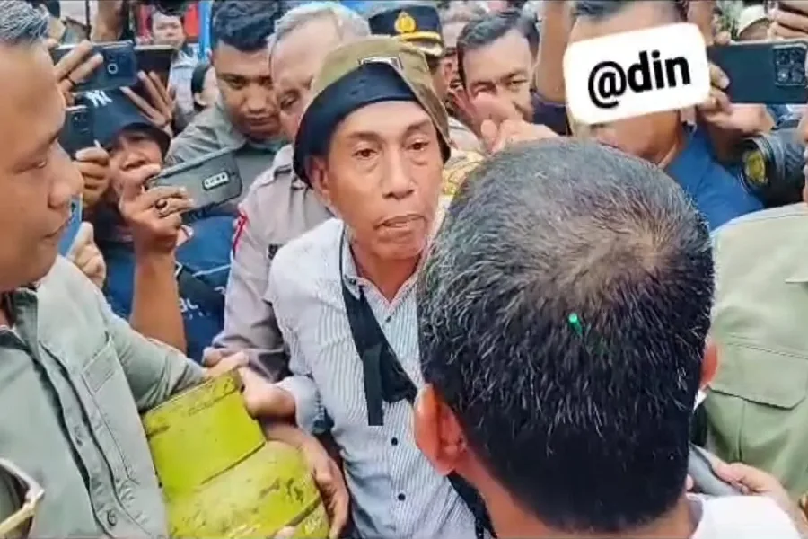 Menteri Bahlil Dimarahi Warga Gara-gara Gas 3 Kg Langka