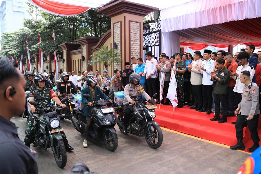 Kapolri Dan Panglima TNI Bagikan Bansos Jelang Ramadan