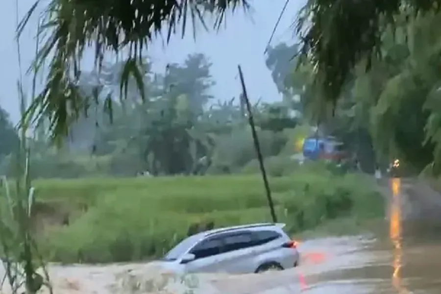 Viral, Mobil Terseret Arus, Begini Nasib Sopirnya