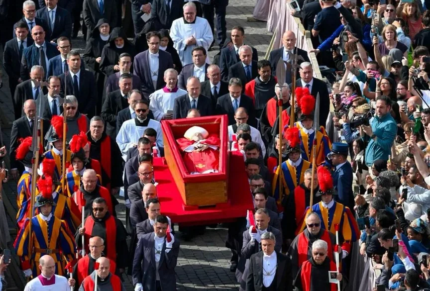 Untuk Disaksikan Publik, Jenazah Paus Dipindahkan Ke Basilika