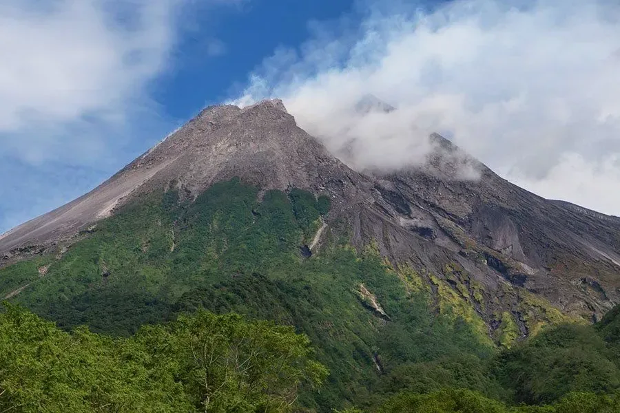 Merapi Luncurkan 7 Guguran Lava Ke 3 Sungai