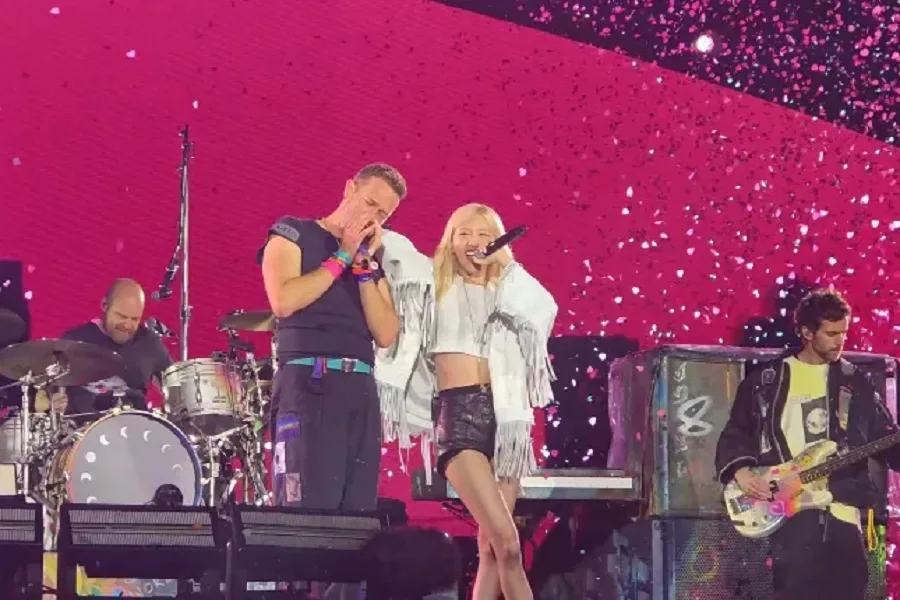 Begini Gaya Rose Blackpink Saat Nyanyi APT Bareng Coldplay