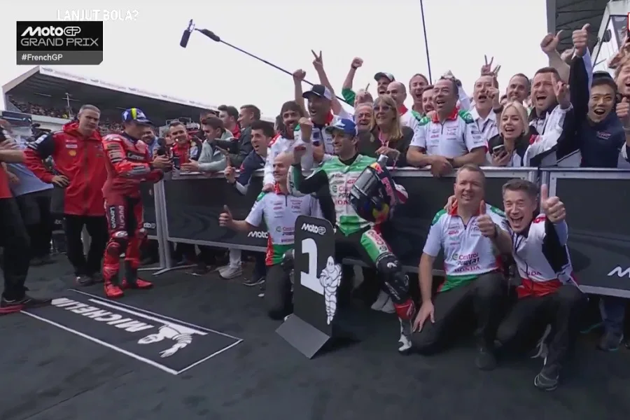 Johann Zarco Rayakan Kemenangan Di GP Prancis Dengan Salto