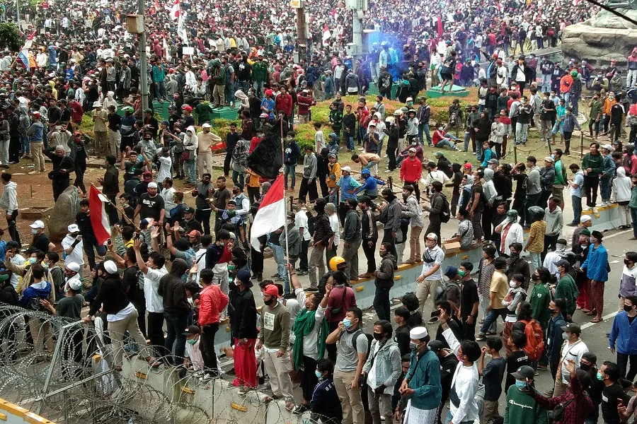 Hari Ini 27 Tahun Lalu Mahasiswa Duduki Gedung DPR