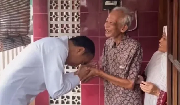 Jokowi Kunjungi Dosen Pembimbingnya Di UGM