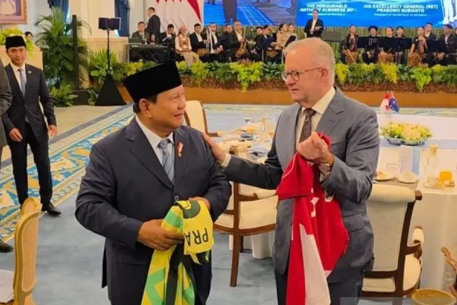 Prabowo-Albanese Saling Tukar Jersey Timnas