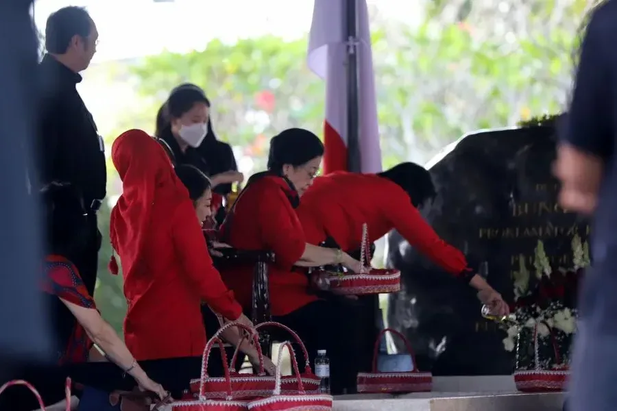 Megawati Berziarah ke Makam Bung Karno di Blitar