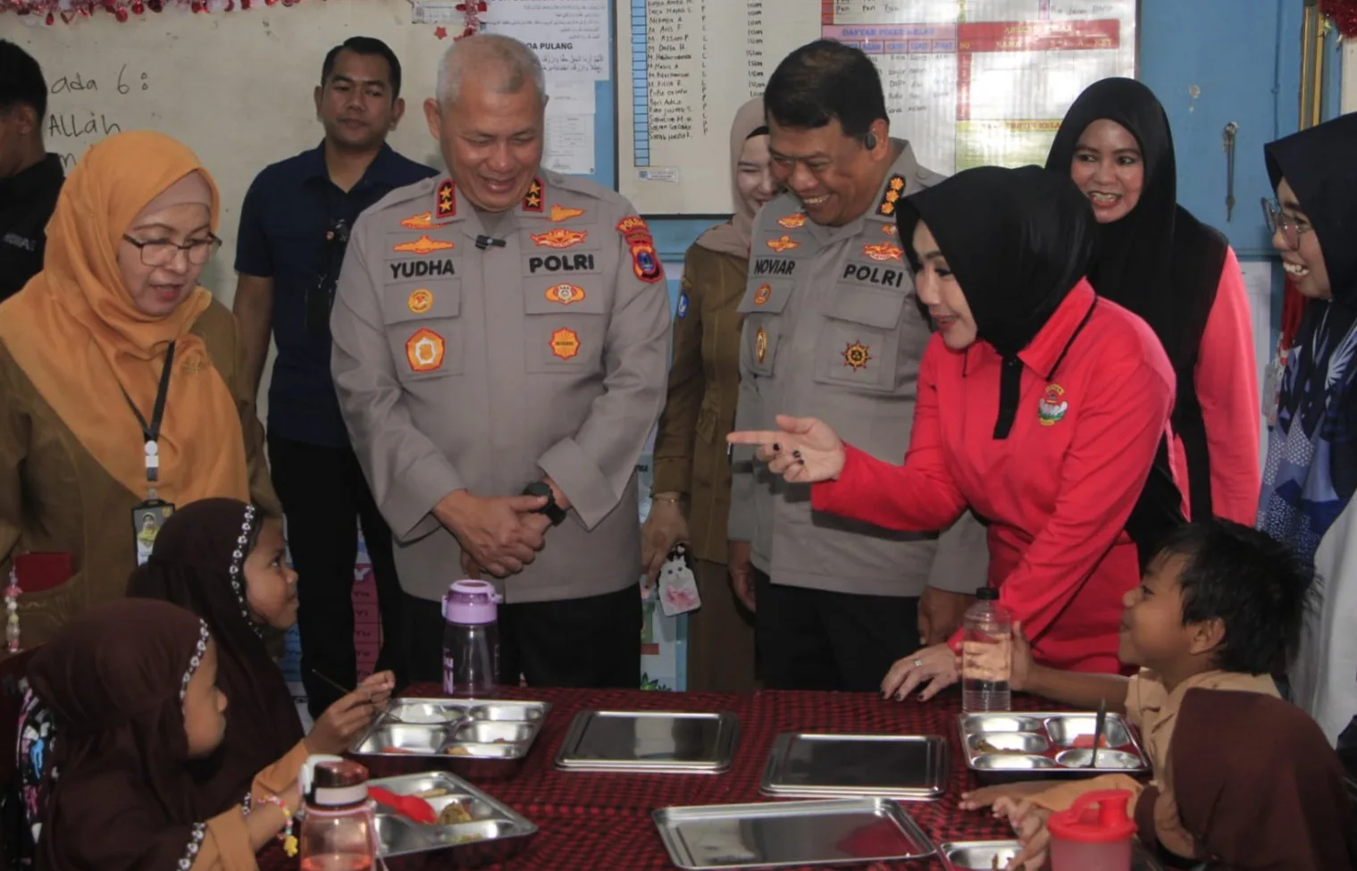 SPPG Polda Kalsel Bagikan Makan Bergizi Gratis Bagi 1.700 Anak