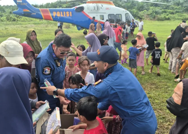 Pilot Helikopter Salurkan Mushaf Al-Qur’an Bagi Anak Terdampak Di Aceh Tamiang