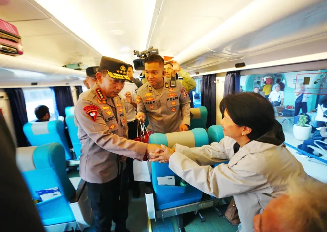 Pengamanan Nataru di Stasiun Pasar Senen, Kapolri Ingatkan Potensi Bencana