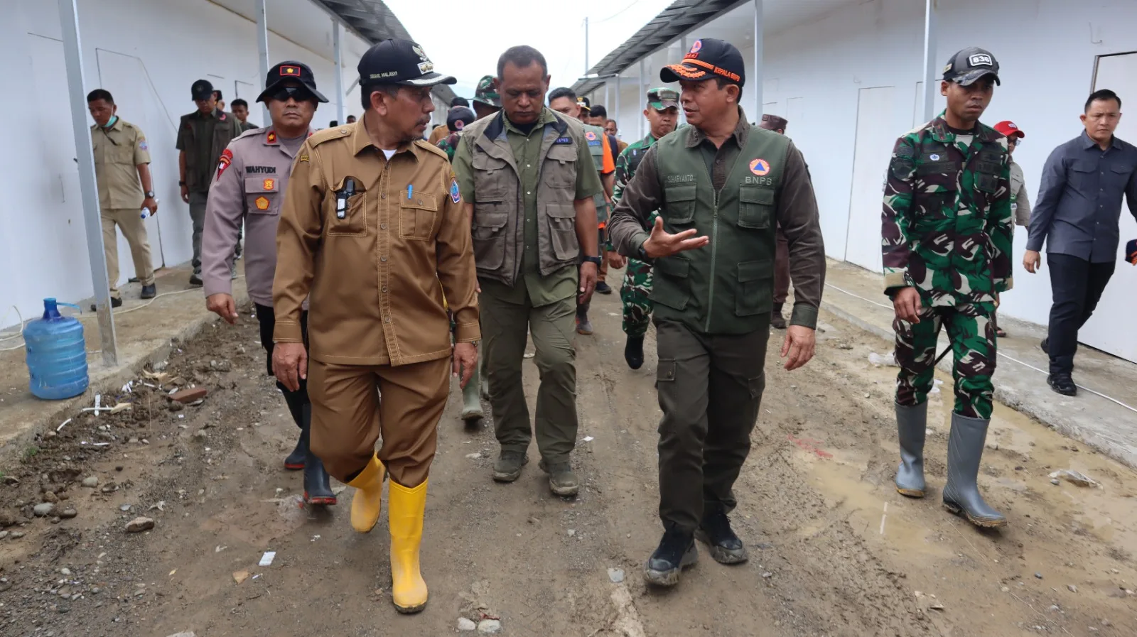 Kepala BNPB Pantau Huntara Dan Salurkan Bantuan Di Aceh