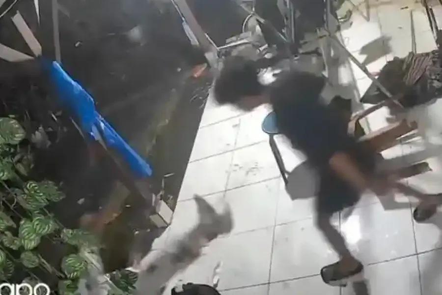 Cowok Pengecut Tendang Pacar Kini Diburu