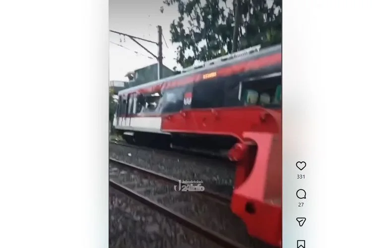 Kereta Api Bandara Tabrak Truk