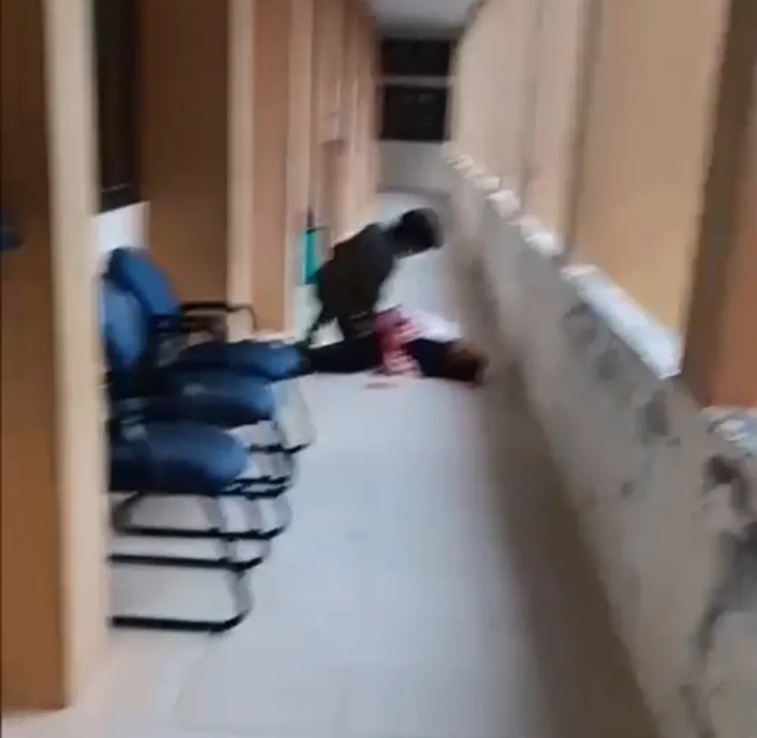 Sadis! Tiba-tiba Mahasiswa Bacok Mahasiswi Di Kampus