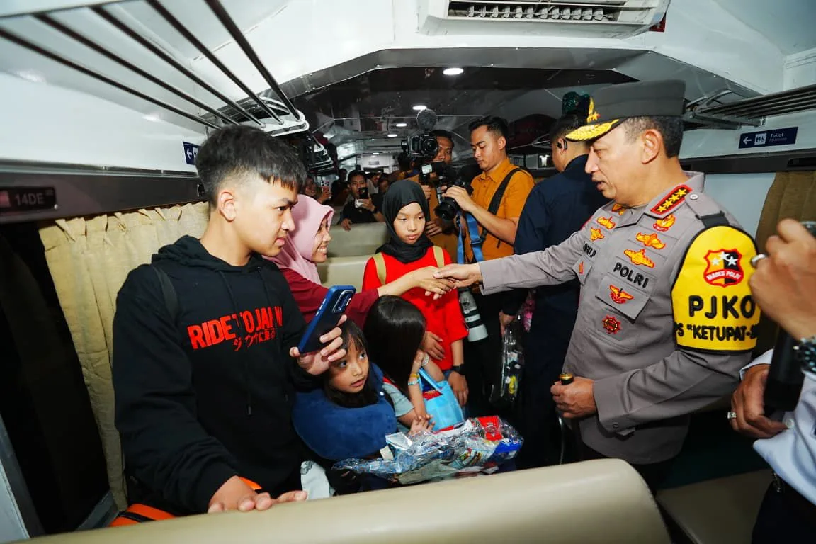Tinjau Terminal Purabaya Dan Stasiun Surabaya Gubeng, Kapolri Instruksikan Beri Pelayanan Maksimal Ke Pemudik