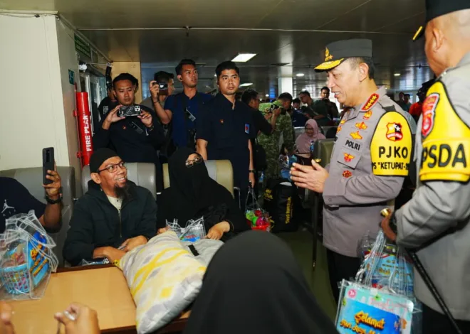 Kapolri Tinjau Arus Mudik di Pelabuhan Merak