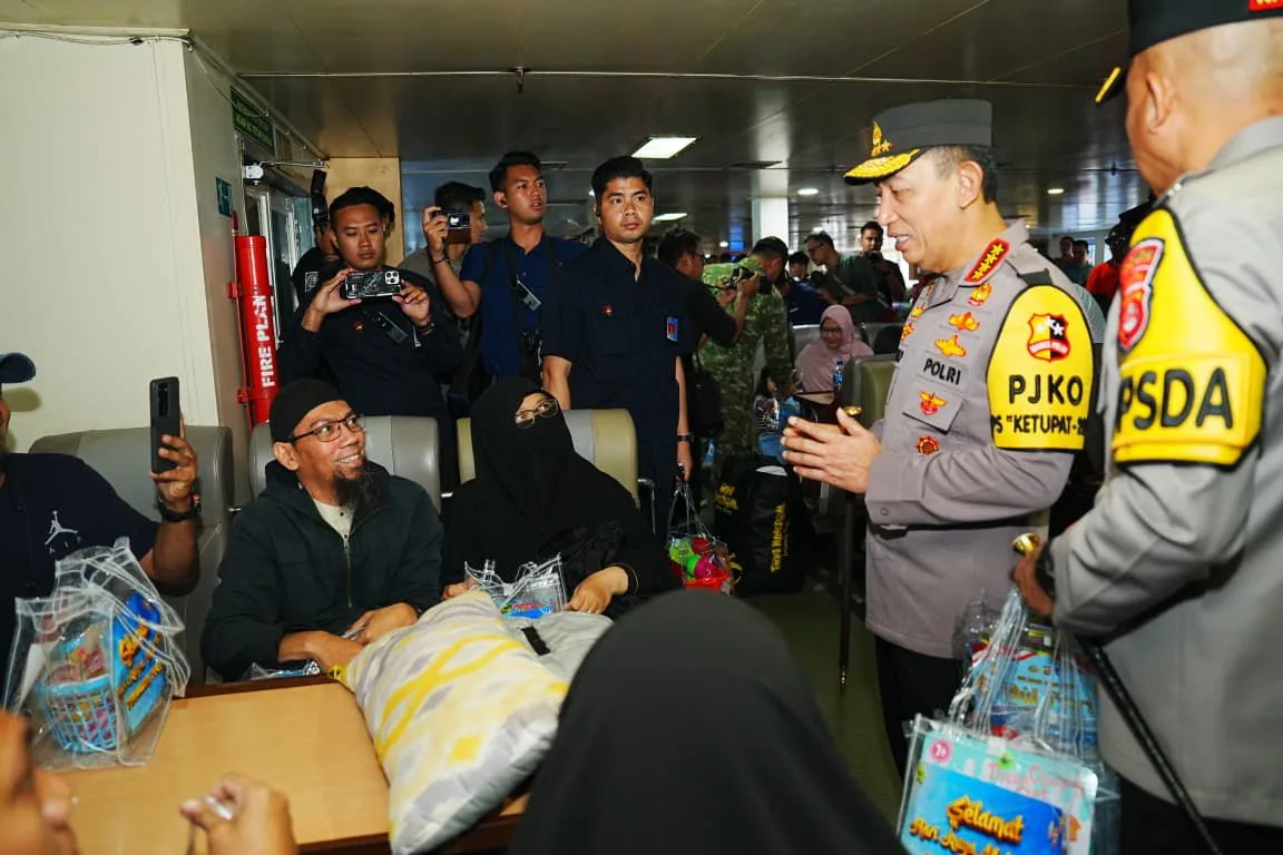 Kapolri Tinjau Arus Mudik di Pelabuhan Merak
