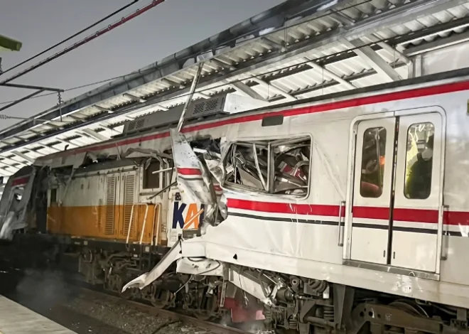 KA Argo Bromo Anggrek Tabrak KRL di Stasiun Bekasi Timur, Evakuasi Masih Berlangsung
