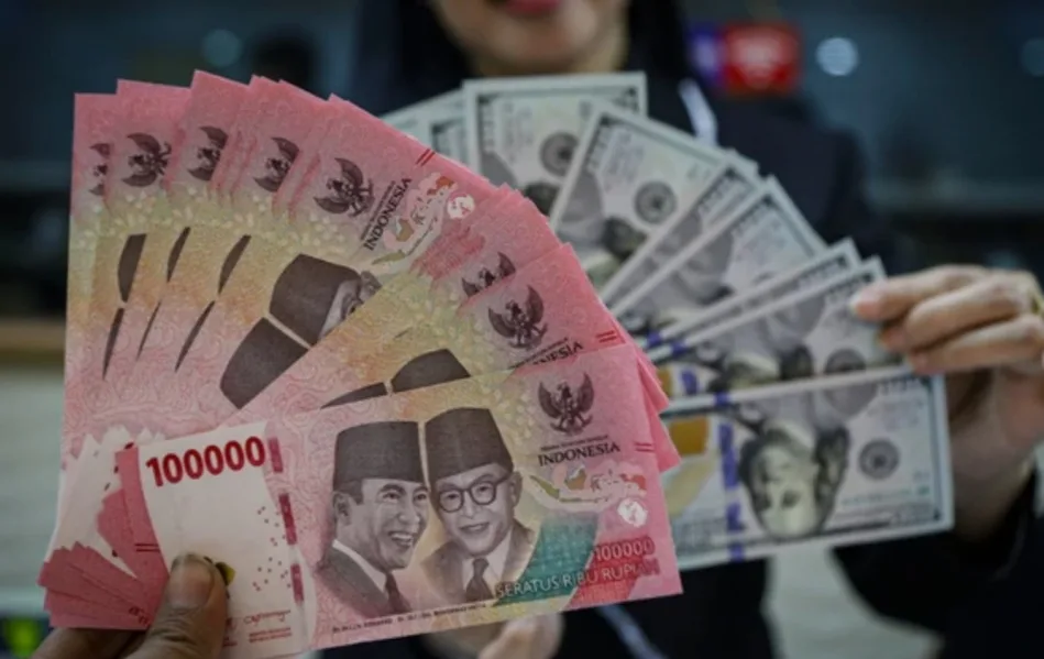Rupiah Drop Tembus Rp17.300, Alarm Awal?