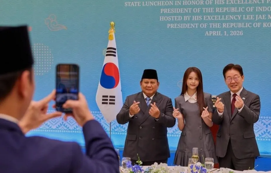 Saat Presiden Prabowo Pose Jari Hati Bareng Idola K-POP Carmen Hearts2Hearts
