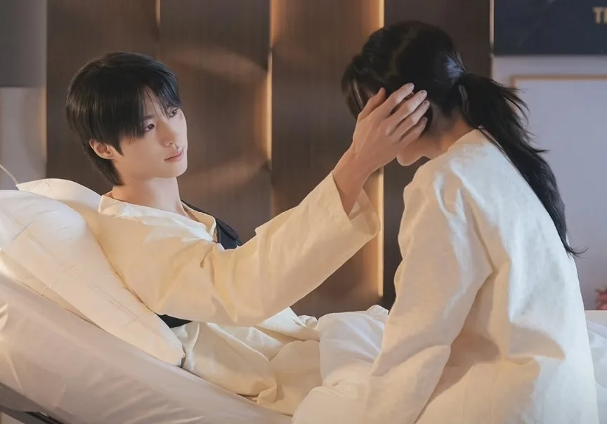 Byeon Woo Seok dan IU Tampilkan Momen Haru di Rumah Sakit dalam Drama ‘Perfect Crown’