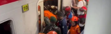 Proses evakuasi korban terjepit di gerbong KRL pascatabrakan dengan KA Argo Bromo Anggrek di Stasiun Bekasi Timur, Bekasi, Selasa (28/4/2026). (Instagram/sar_nasional)