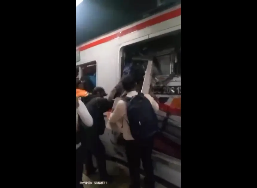 Kereta Argo Bromo Anggrek Seruduk KRL Bekasi, Korban Berjatuhan